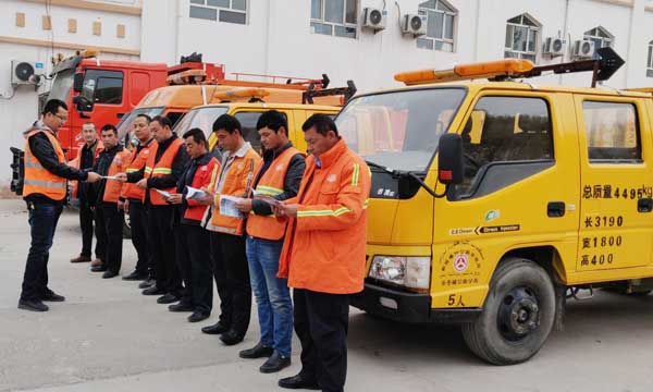 新疆:喀什公路管理局岳普湖分局学习发放“国家公路网新疆境内路线命名编号调整宣传手册”